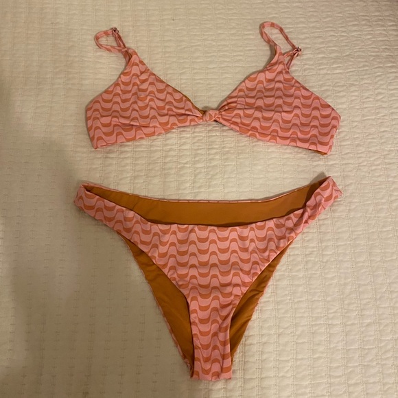 Dippin daisy’s bikini set